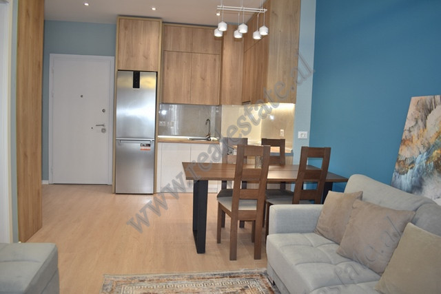 Apartament 1+1 me qira ne rrugen Artan Lenja ne Tirane
Ndodhet ne katin e 8-te te nje kompleksi te 